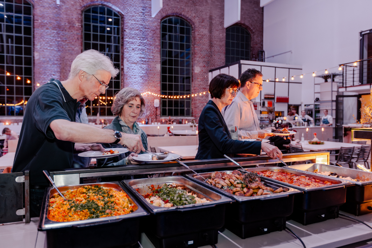 Kulinarisches Essen Kulinarisches Essen mit Personen zu sehen
